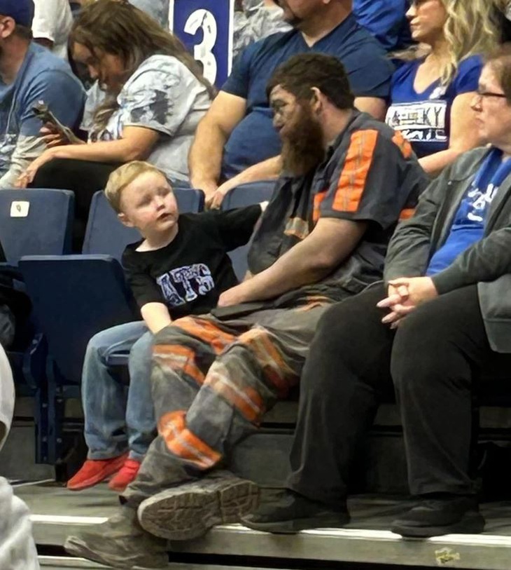 Bức ảnh người đàn ông lem luốc gây xúc động- Ảnh 1.