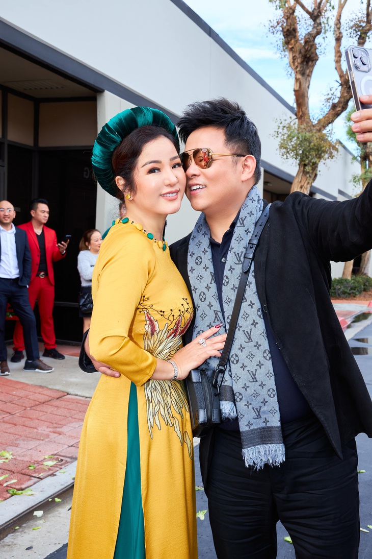 Quang Lê đến mừng nghệ sĩ hài Thúy Nga