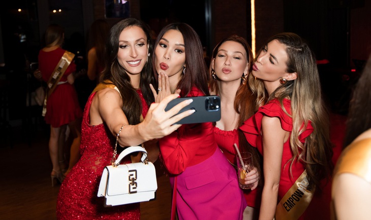 Nữ siêu mẫu tự tin với lịch trình làm việc dày đặc dù đang trong thai kỳ