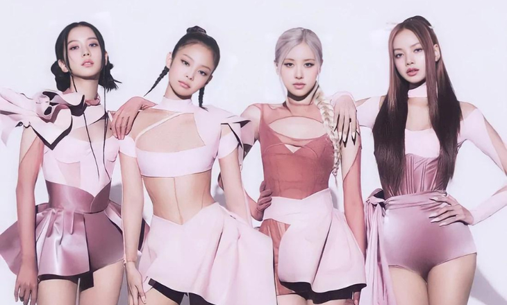 Mặc dù tái ký hợp đồng nhóm nhưng hợp đồng cá nhân của BlackPink không ký, mà các cô gái Hắc Hường lại chọn con đường solo