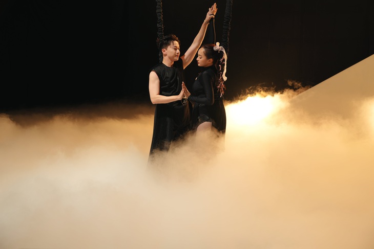 Với sự cố gắng hết mình và không bỏ cuộc, ngày tập luyện thứ 3 thì S.T và Kaity Nguyễn đều đã quen thuộc với dây bungee và chuyển sang các động tác có kết hợp vũ đạo.