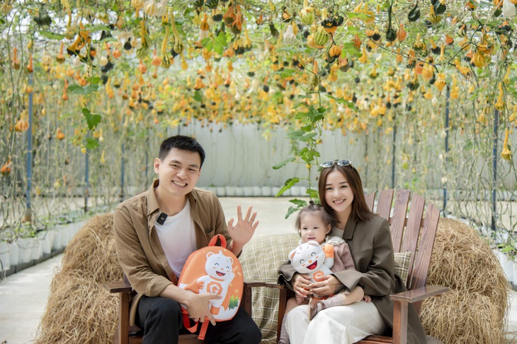 Quả nhiên là em bé 'đụng đâu trend đó', bé Pam tiếp tục tạo trend với chiếc ba lô siêu đáng yêu- Ảnh 1.