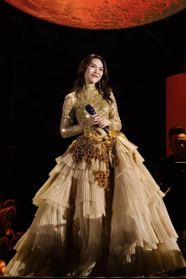 Loạt outfit ấn tượng của Mỹ Tâm trên sân khấu âm nhạc gần đây