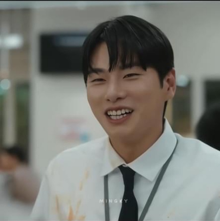 Nụ cười ngờ nghệch thành thương hiệu khiến Lee Yi Kyung khó lột xác làm phản diện thành công