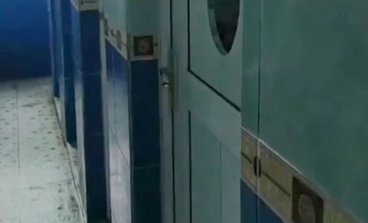 Cánh cửa nhà vệ sinh bị khoét một lỗ tròn 