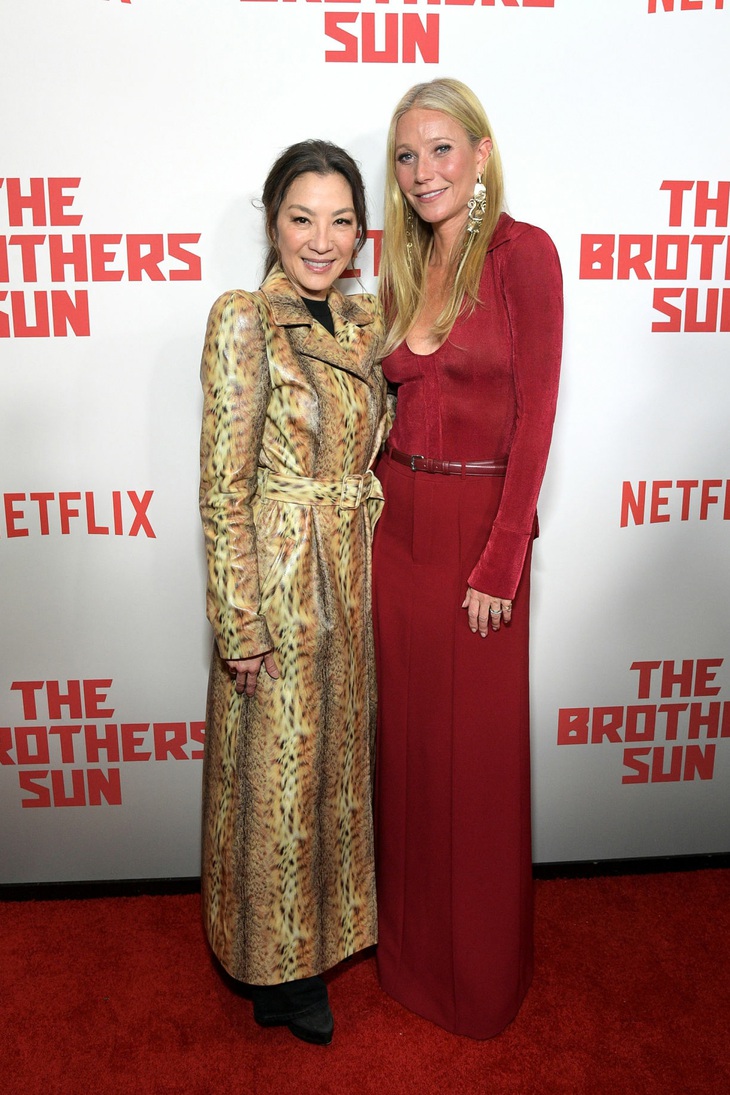 Cô khoe sắc cùng minh tinh Dương Tử Quỳnh - diễn viên chính của “The Brothers Sun”. Cả hai đều là những tên tuổi đã chạm đến đỉnh cao nhất của Hollywood.