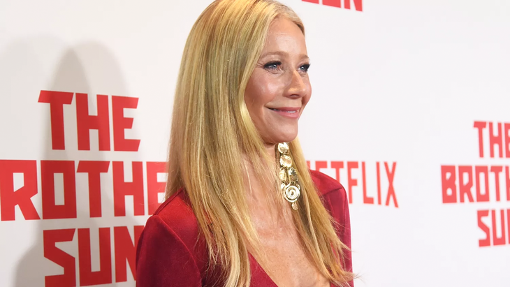 Nữ diễn viên để tóc lệch vai, tô điểm thêm phong cách bằng chiếc khuyên tai to bản được đeo một bên. Từ trước đến nay, Gwyneth vẫn luôn trung thành với phong cách tinh giản cả trong thời trang lẫn làm đẹp.