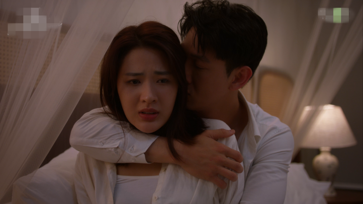 Dù chưa chia tay với người cũ, cặp đôi chính không kiểm soát được cảm xúc và hành động của bản thân