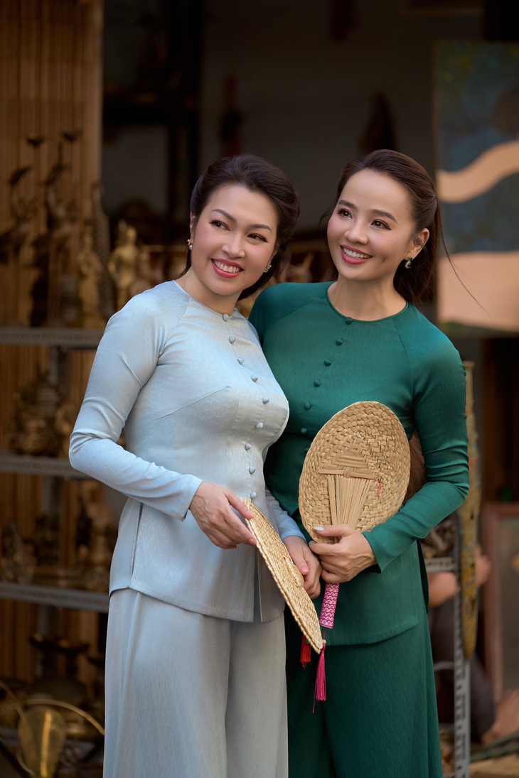 Ý tưởng để anh thực hiện hai bộ trang phục này đến từ khoảnh khắc Hoài An và Thúy Loan hội ngộ trong cùng một khung hình ở dự án phim 