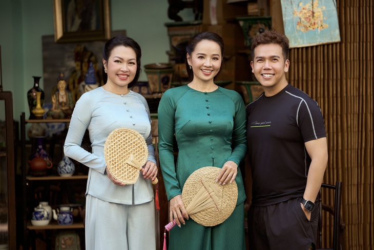 Ở hiện tại, Thúy Loan vẫn giữ được vẻ đẹp cuốn hút, đặc biệt là nụ cười tươi khiến nhà thiết kế Minh Châu (bìa phải) yêu mến ngay từ những lần đầu gặp gỡ. Anh lựa chọn hai diễn viên của "Đất phương Nam" với mong muốn truyền tải đúng hình ảnh của người phụ nữ Nam Bộ xưa chứ không vì mục đích câu view.