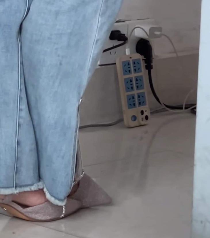 Nhìn kỹ vào mới biết không phải ổ cắm điện. 