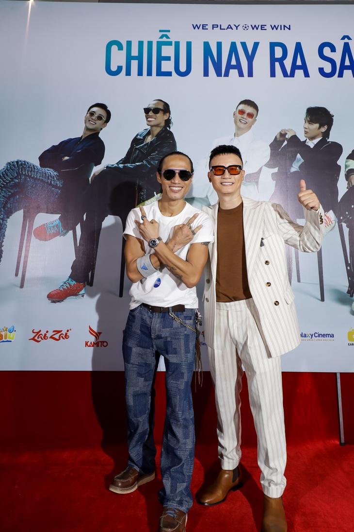 Phạm Anh Khoa (trái) cùng góp giọng trong Chiều nay ra sân với Hoàng Bách