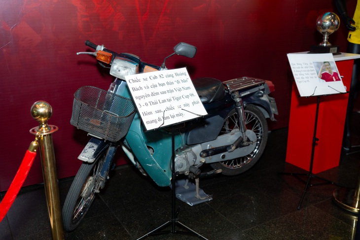 Chiếc xe Cub được Hoàng Bách "cưỡi đi bão" mừng chiến thắng của đội tuyển Việt Nam ở Tiger Cup 1998, sau cú sút của danh thủ Hồng Sơn, được trưng bày tại buổi ra mắt MV Chiều nay ra sân