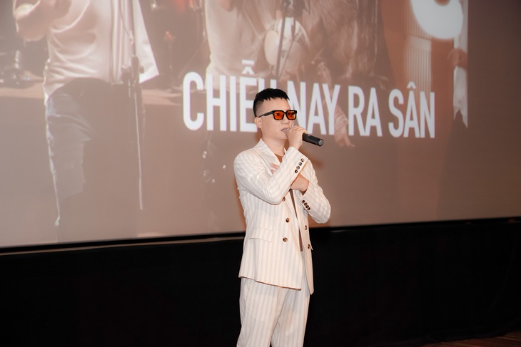  Hoàng Bách thừa nhận khuyết điểm và chia sẻ Chiều nay ra sân được thực hiện dựa vào trải nghiệm cá nhân nên không tránh được thiếu sót, anh sẽ thay thế bằng một sản phẩm dành riêng cho bóng đá nữ.