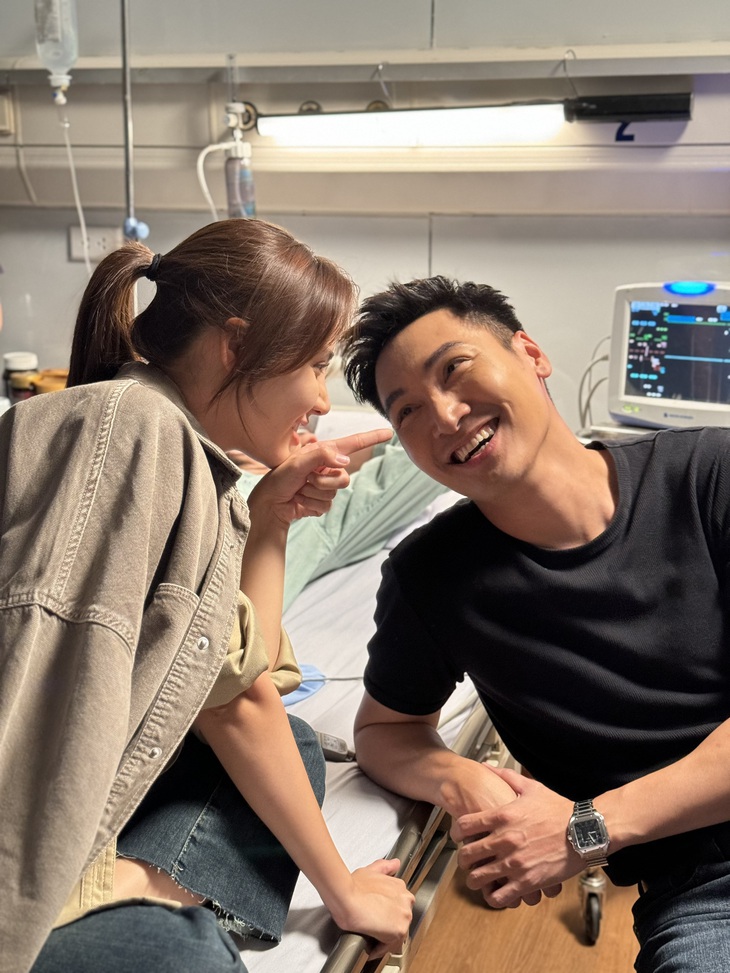 Hình ảnh hậu trường thân thiết của Phan Minh Huyền và Mạnh Trường