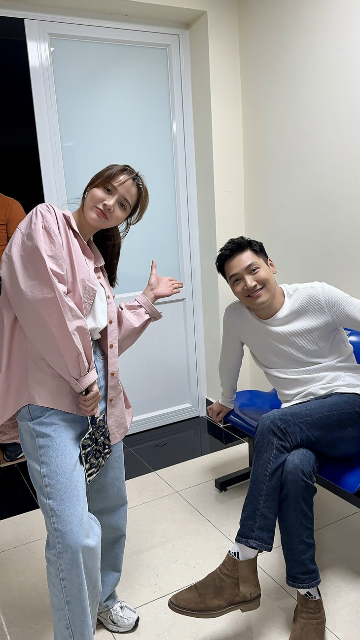 Hé lộ ảnh hậu trường nhí nhố của ‘Chúng ta của 8 năm sau’- Ảnh 2.