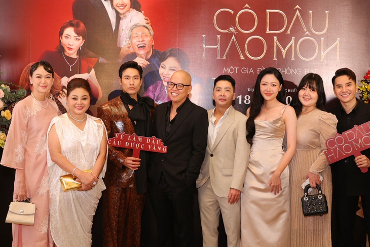 Em gái Trấn Thành đeo vàng nặng trĩu làm ‘cô dâu hào môn’ - Ảnh 1.