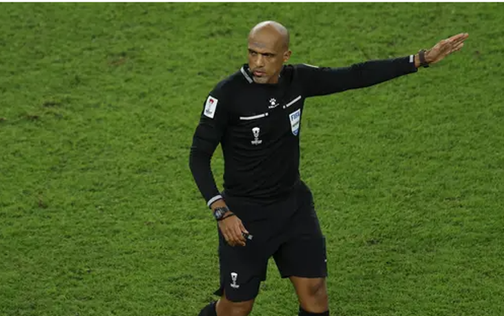 Cầu thủ gửi 'đơn kiện' trọng tài ngay trên sân đấu tại Ligue 1 - Ảnh 5.