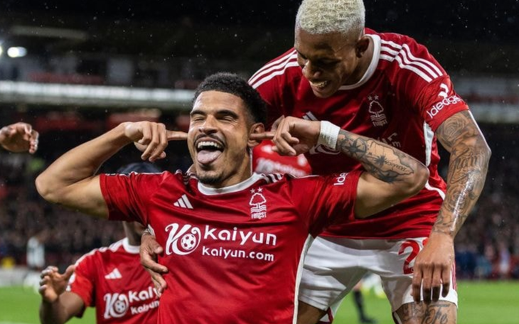 Cầu thủ gửi 'đơn kiện' trọng tài ngay trên sân đấu tại Ligue 1 - Ảnh 4.