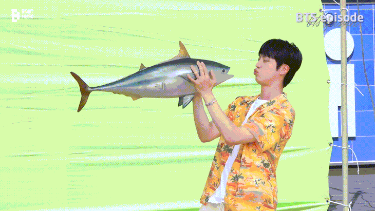 Jin (BTS) đỏ mặt kể về nụ hôn với cá ngừ trong MV 'Super Tuna'  - Ảnh 3.