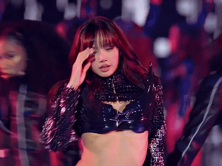 Lisa gây bão cõi mạng với màn trình diễn 'bốc lửa' tại Victoria's Secret 2024 - Ảnh 1.