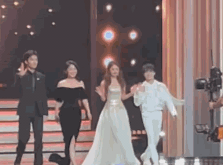 ‘Mỹ nhân có đôi chân đẹp nhất' vấp váy suýt té trên sân khấu, biểu cảm của nam ca sĩ này gây cười - Ảnh 2.