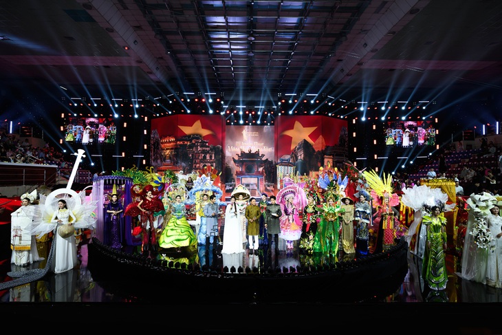 Độc lạ Hoa hậu Quốc gia Việt Nam 2024: Thí sinh ăn mắm ngay trên sân khấu - Ảnh 1.