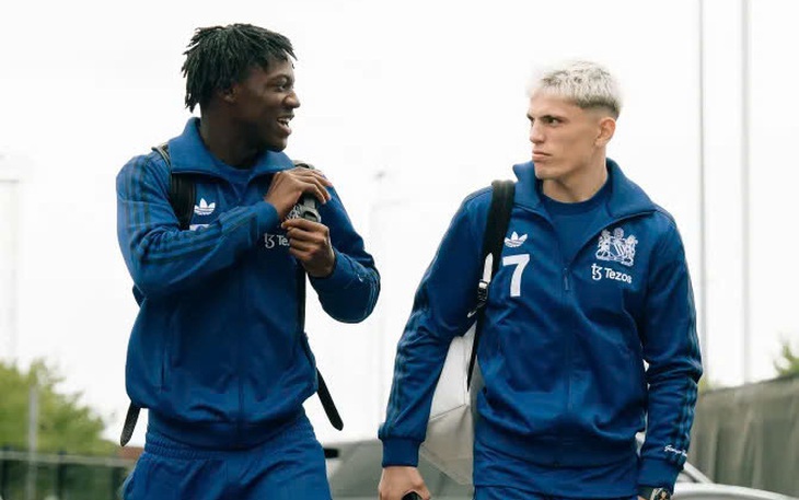 Man Utd bị chỉ trích vì bán bánh cháy đen cho cổ động viên - Ảnh 5.