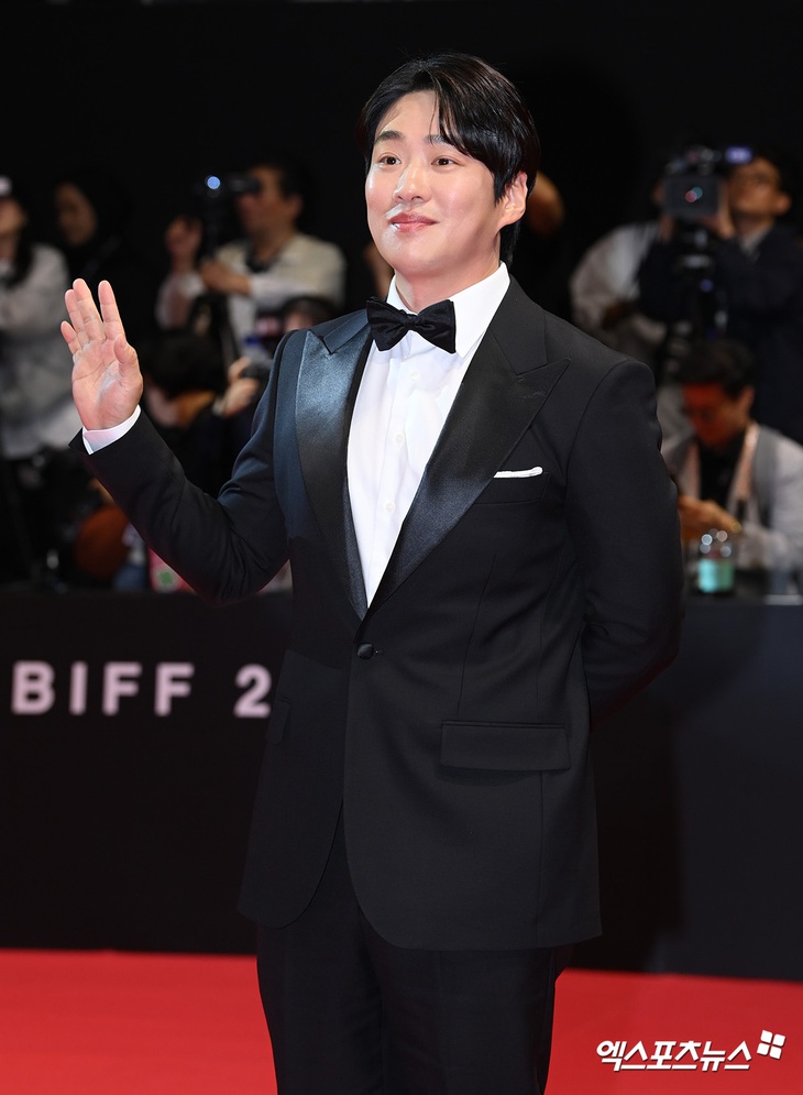 'Bỏng mắt' với outfit của Claudia Kim trên siêu thảm đỏ LHP quốc tế Busan - Ảnh 20.