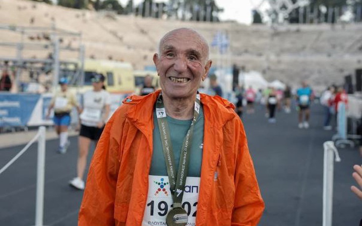 Nữ runner được mời rượu đến say mèm ở Marathon New York - Ảnh 2.