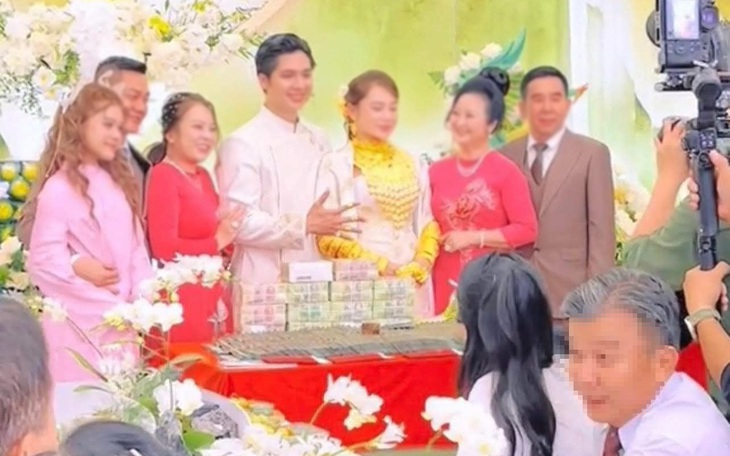 Ảnh vui 14-11: Chú gà 'sửng cồ' khi thấy bóng mình trên xe - Ảnh 7.