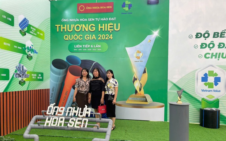 Nguyễn Quang Hải nhễ nhại mồ hôi, san sẻ yêu thương cùng ‘Mái ấm gia đình Việt’ - Ảnh 3.