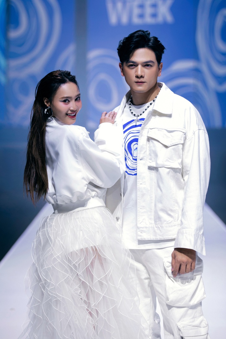 Thanh Hằng diện váy làm từ 200 mét vải làm vedette cho show Đỗ Mạnh Cường  - Ảnh 3.