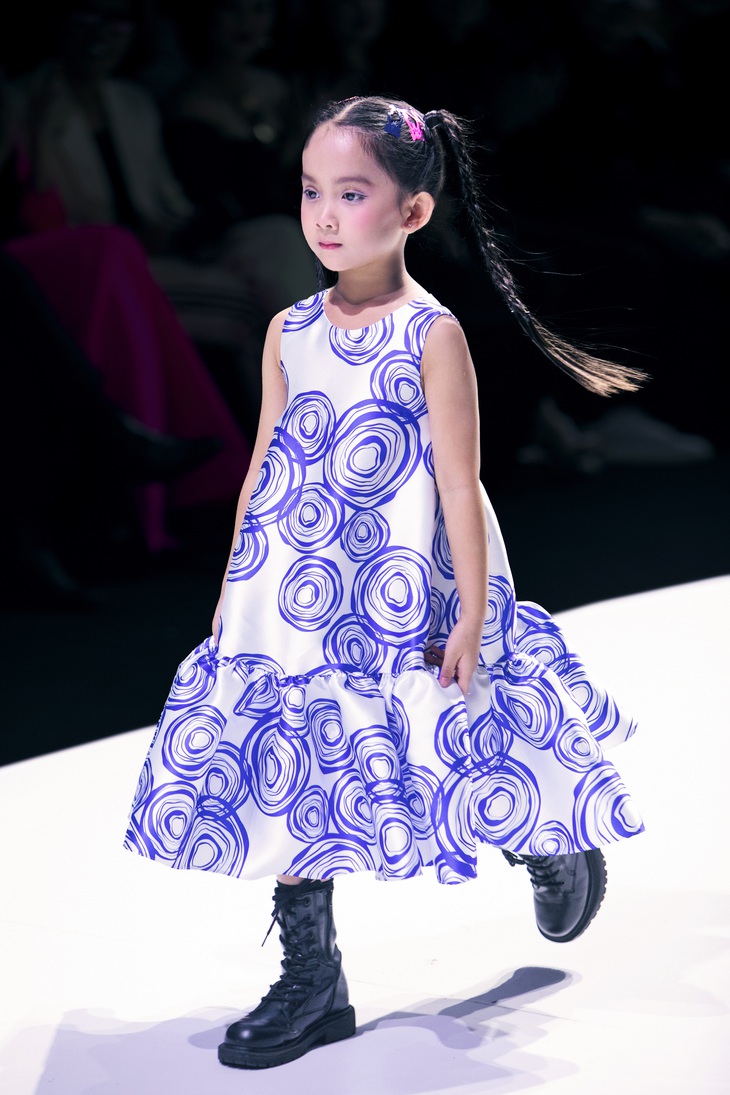 Thanh Hằng diện váy làm từ 200 mét vải làm vedette cho show Đỗ Mạnh Cường  - Ảnh 10.