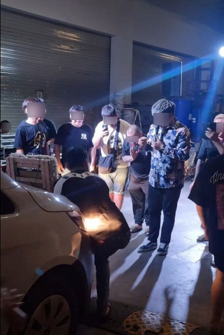 Chụp ảnh với xe tang, di ảnh của mình trong ngày sinh nhật - Ảnh 2.