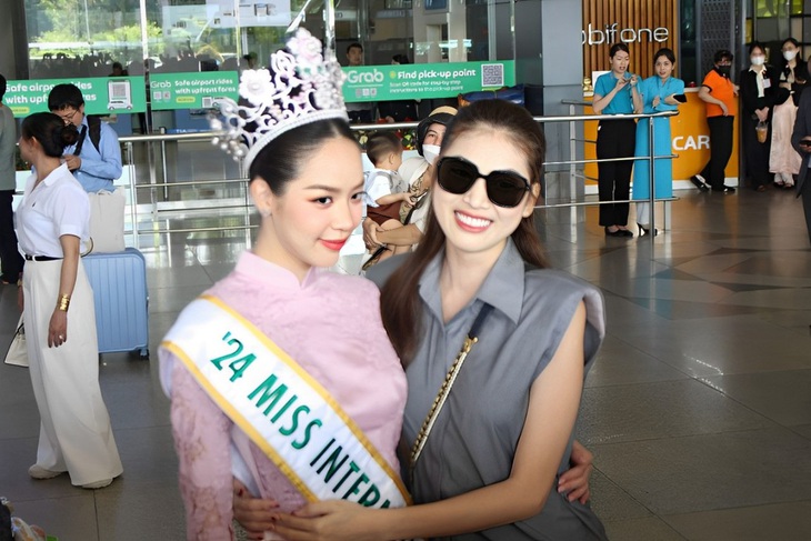 Hoa hậu Thanh Thủy về nước, diễu hành một vòng TP - Ảnh 8.