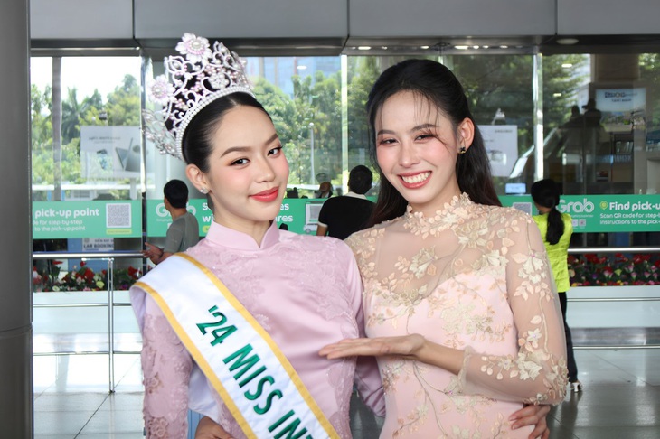 Hoa hậu Thanh Thủy về nước, diễu hành một vòng TP - Ảnh 9.