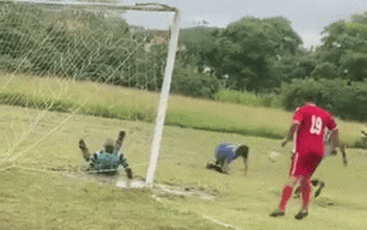 Thủ môn Buffon từng từ chối gia nhập Barca sau một bài hát - Ảnh 3.