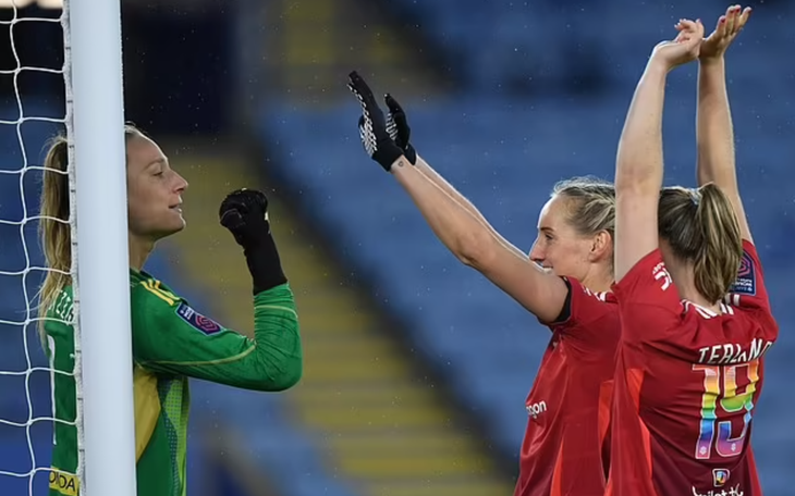 Man Utd sẽ cung cấp băng vệ sinh cho nam giới tại Old Trafford - Ảnh 5.