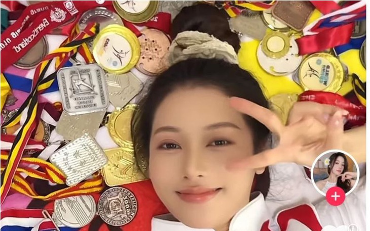 Nhà vô địch Olympic Trung Quốc thể hiện lòng hiếu thảo dịp Tết - Ảnh 5.