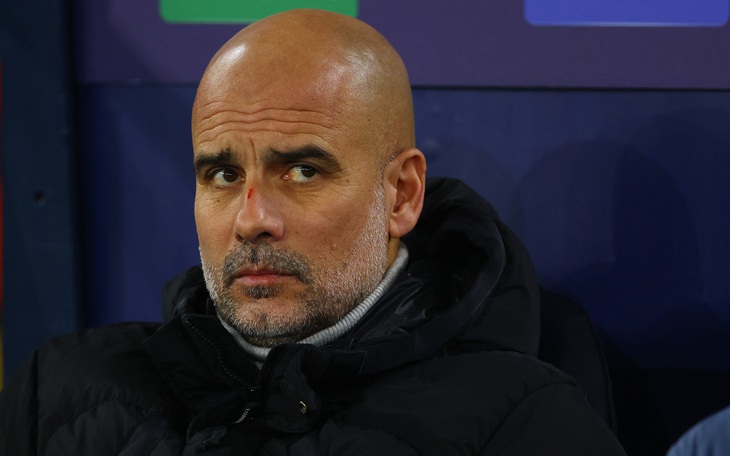 Bình luận viên bị CĐV Feyenoord dí ở Old Trafford vì mặc áo Ajax - Ảnh 2.