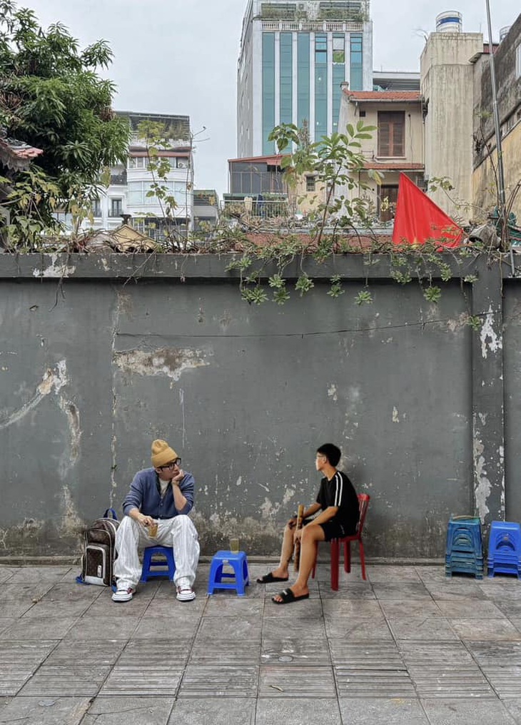 Sơn Tùng ngồi trà đá vỉa hè một mình, vì sao thế? - Ảnh 2.