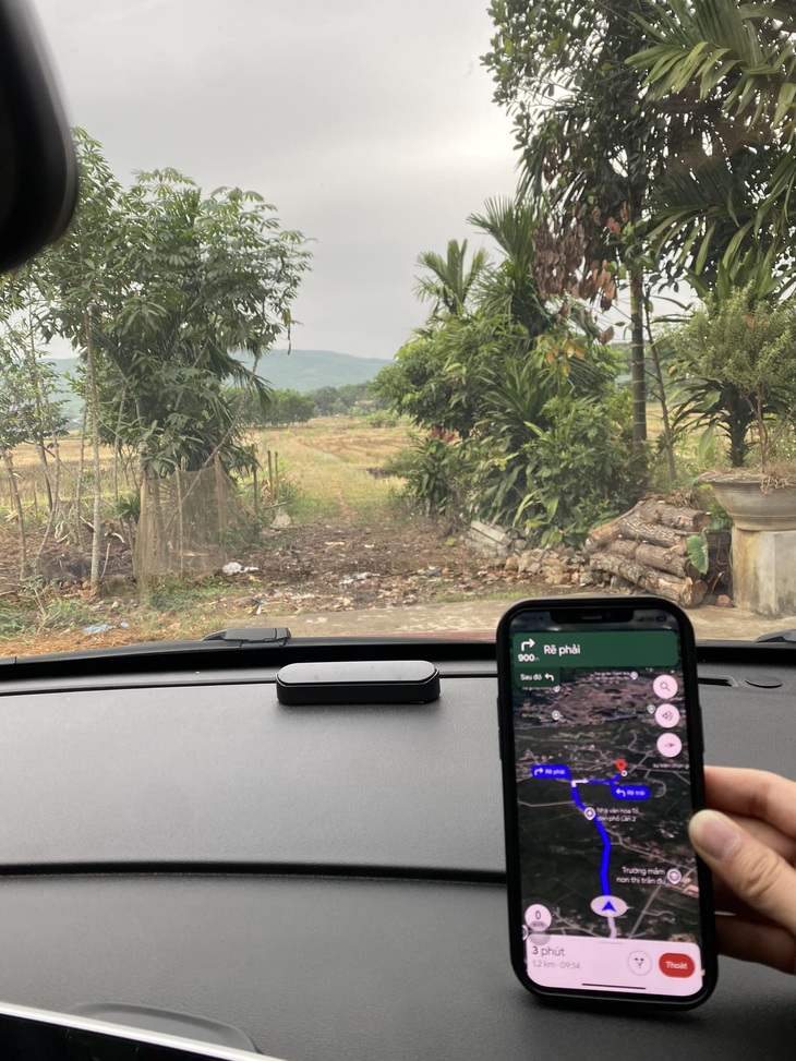 Ảnh vui 29-11: Chú mèo nằm êm trên... nệm lông chó - Ảnh 6.