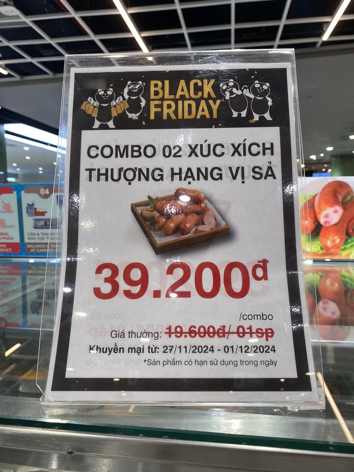 Ảnh vui 29-11: Chú mèo nằm êm trên... nệm lông chó - Ảnh 5.