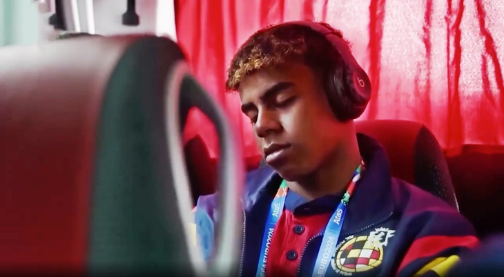 Yamal ngủ quên trên xe buýt đến sân đá bán kết Euro 2024 - Ảnh 1.