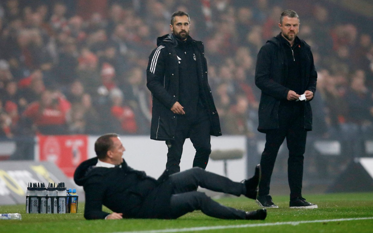 Cầu thủ giật thẻ vàng của trọng tài đưa vào… máy hủy giấy - Ảnh 3.