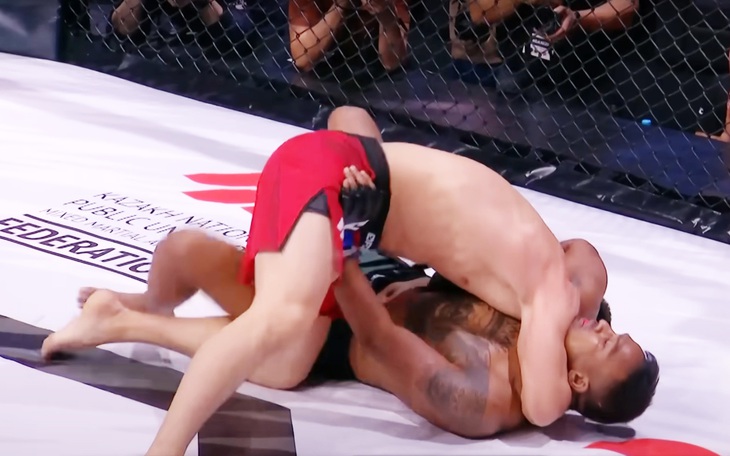 Võ sĩ quyền Anh 'xuống tóc' hài hước giữa trận đấu - Ảnh 2.