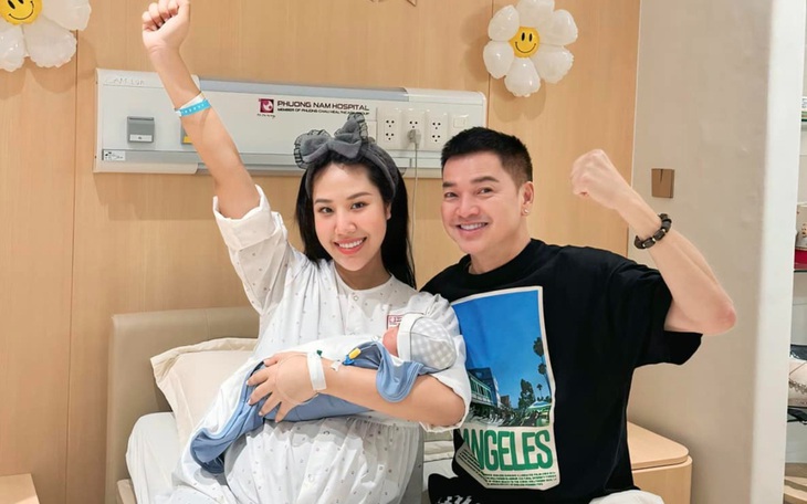 Ưng Hoàng Phúc lần đầu lái xe máy đi chợ miền Tây - Ảnh 3.