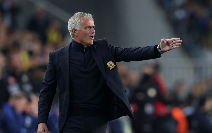 Huấn luyện viên gây sốt khi suýt 'tẩn' cầu thủ vì nhận thẻ đỏ - Ảnh 3.