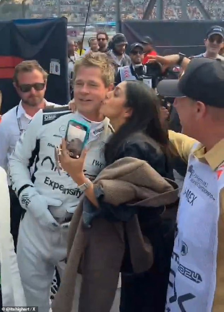 Brad Pitt bị fan nữ cưỡng hôn giữa chốn công đông người - Ảnh 1.